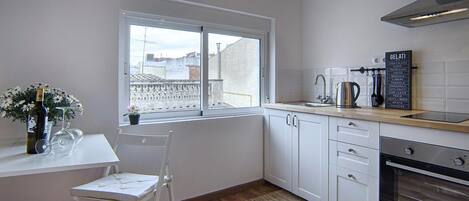 Frigorífic, forn i utensilis de cuina, vaixella i coberteria