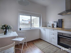 Refrigerador, horno y utensilios de cocina 