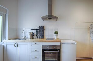 Refrigerador, horno y utensilios de cocina