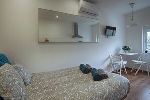 Tabla de planchar con plancha, internet y ropa de cama 