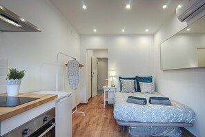 1 habitación, tabla de planchar con plancha, internet y ropa de cama