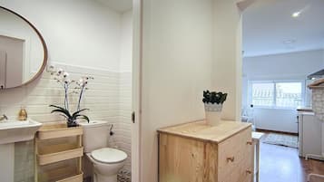 Badkar, hÄrtork och handdukar