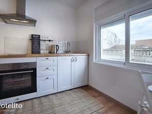 Frigorífico, horno y utensilios de cocina