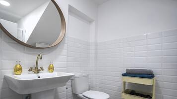 Bañera, secador de pelo, toallas