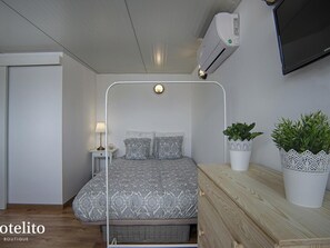 Iron/ironing board, Internet, bed sheets