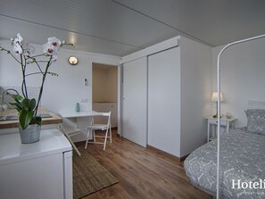 Iron/ironing board, Internet, bed sheets