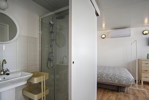 Baignoire, sèche-cheveux, serviettes fournies