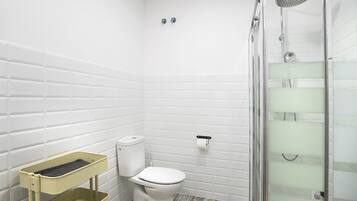 Bathtub, hair dryer, towels