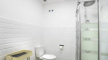 Bañera, secador de pelo y toallas
