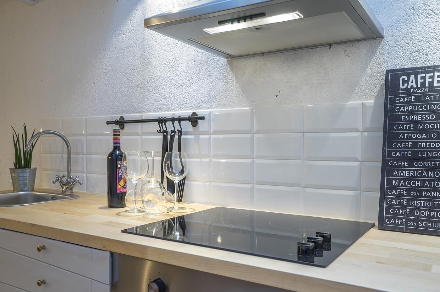 Kühlschrank, Ofen, Hochstuhl, Kochgeschirr/Geschirr/Besteck