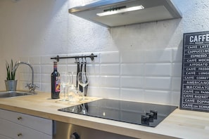 Réfrigérateur, four, chaise haute