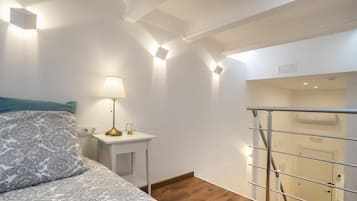 Een strijkplank/strijkijzer, internet, beddengoed