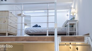 A bunk bed room with a skylight, a desk, and a lamp. - Hotelito Boutique Cinca 3 (Hospitalet de Llobregat, Barcelona)