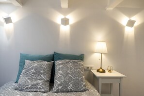 Iron/ironing board, Internet, bed sheets