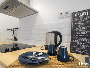 Kühlschrank, Ofen, Hochstuhl, Kochgeschirr/Geschirr/Besteck