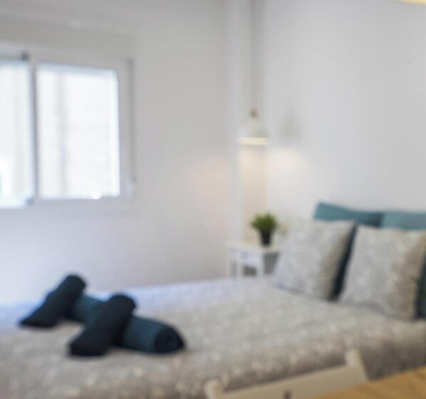 Tabla de planchar con plancha, internet y ropa de cama