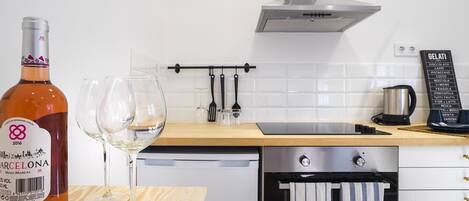 Een koelkast, een oven, een kinderstoel, kookgerei, borden en bestek