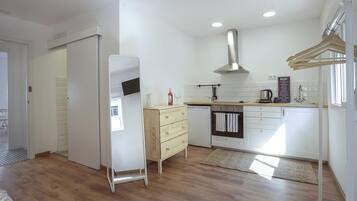 Frigorífic, forn, trona i utensilis de cuina, vaixella i coberteria