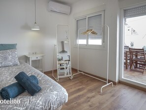 Iron/ironing board, Internet, bed sheets - Hotelito Boutique Cinca 5 (Hospitalet de Llobregat, Barcelona.)