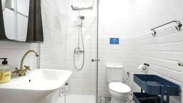 Kylpyamme, hiustenkuivaaja, pyyhkeet, sampoo