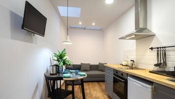 KĂŒhlschrank, Ofen, Hochstuhl, Kochgeschirr/Geschirr/Besteck