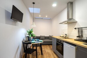 Refrigerador, horno, silla alta para bebés, utensilios de cocina