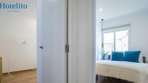 Ein Hotelzimmer mit Bett, Fenster und Kleiderschrank.
