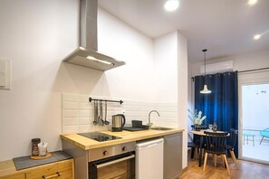 Kühlschrank, Ofen, Kochgeschirr/Geschirr/Besteck