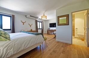 6 chambres, bureau, fer et planche à repasser, lit parapluie