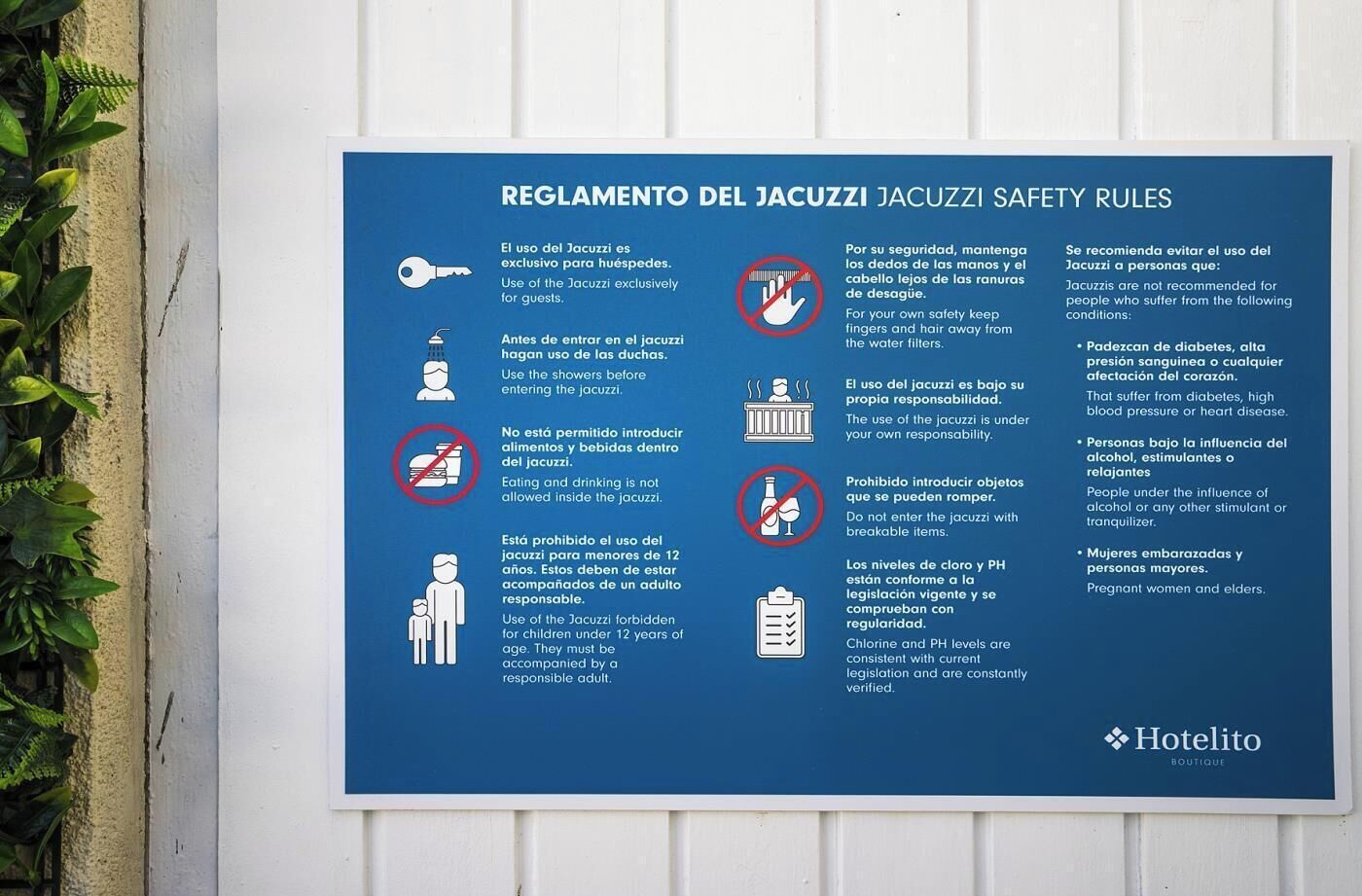 Panneau indiquant les règles de sécurité à respecter pour l’utilisation du jacuzzi à l’hôtel Hotelito Boutique.