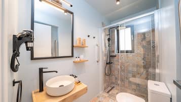 Shower, hydromassage showerhead, free toiletries, hair dryer