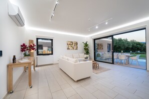 50-inch flat-screen TV with satellite channels, Smart TV - Ionian Trilogy Luxury Villas (Kefalonia)