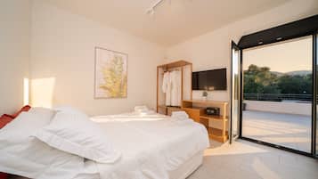 3 bedrooms, Egyptian cotton sheets, premium bedding, down duvets