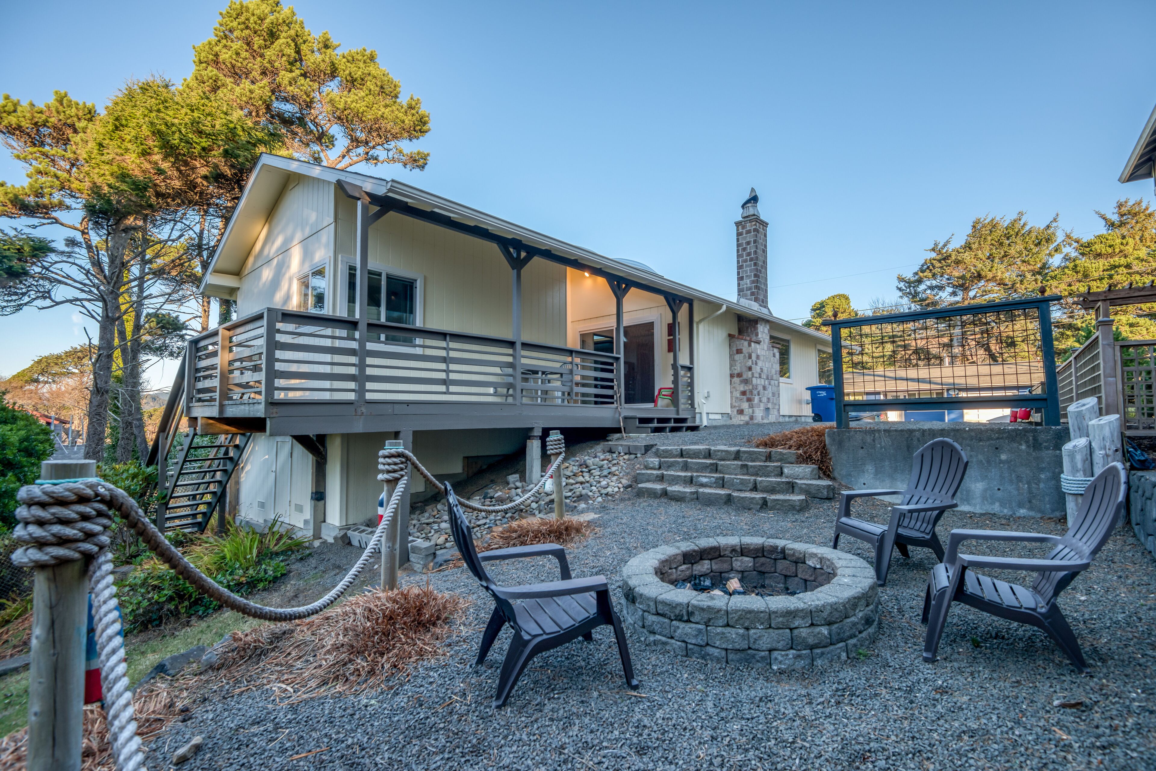 Stunning home with spacious layout, perfect to gather with friends or family.