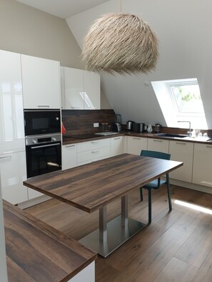 Kühlschrank, Mikrowelle, Ofen, Herdplatte
