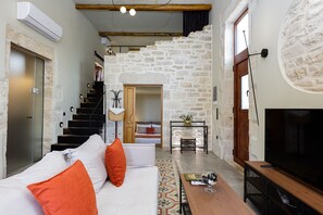 Smart TV, books, stereo