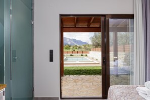 3 habitaciones, tabla de planchar con plancha, cuna de viaje y internet 