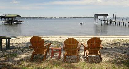 FANTASTIC RATES! BOOK NOW AND SAVE* Beautiful bay front cottage!
