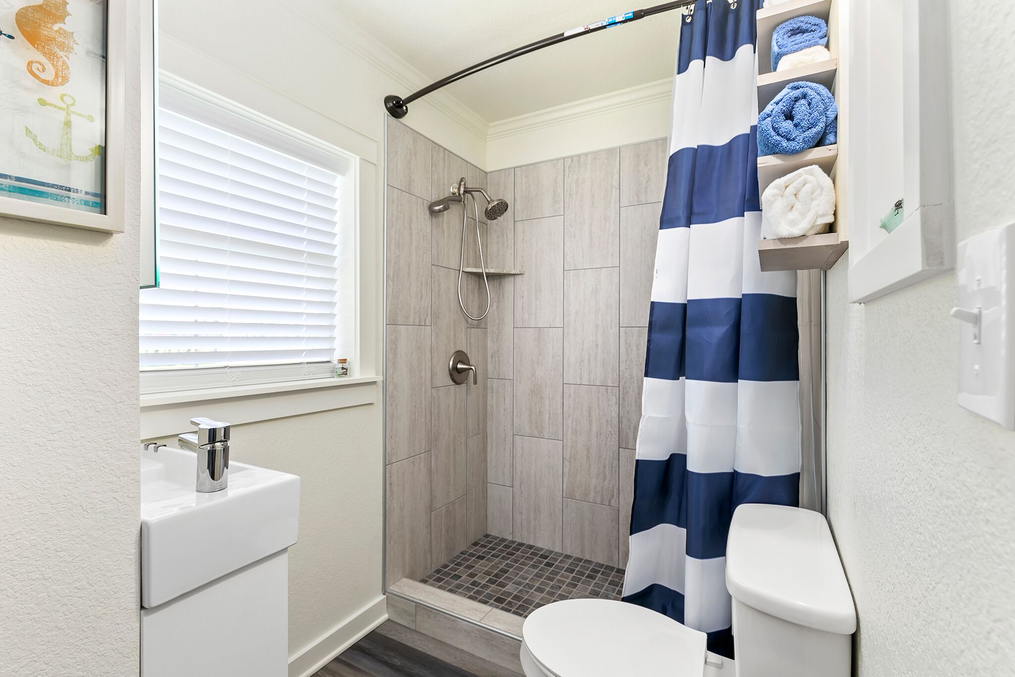 シャワー、ヘアドライヤー、タオル、トイレットペーパー