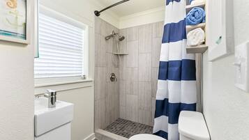 Doccia, asciugacapelli, asciugamani, carta igienica