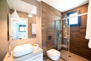 Douche, séchoir à cheveux, serviettes fournies, savon