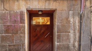 A wooden door with a sign above it reading "ARTEKALE 33". - Old Town Center: Origins and Tradition. (Bilbao)