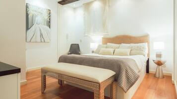 3 dormitorios, tabla de planchar con plancha, cuna de viaje