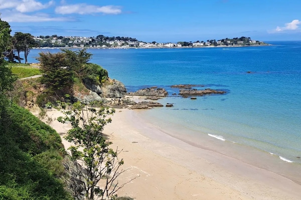 Una playa cerca, sillas reclinables de playa
