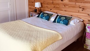 Economy Double Room | Desk, iron/ironing board (on request), WiFi (free) - Abri du Passant (Roubaix)
