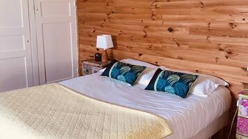 Economy Double Room | Individually decorated, individually furnished, desk, iron/ironing board