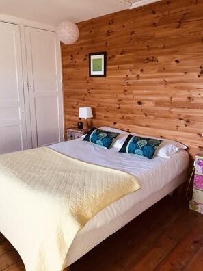 Economy Double Room | Individually decorated, individually furnished, desk, iron/ironing board - Abri du Passant (Roubaix)