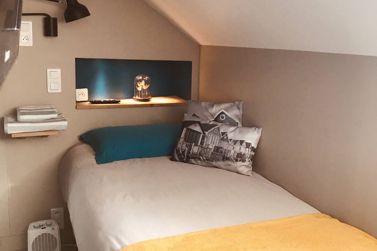 Single Room | Desk, iron/ironing board (on request), WiFi (free)