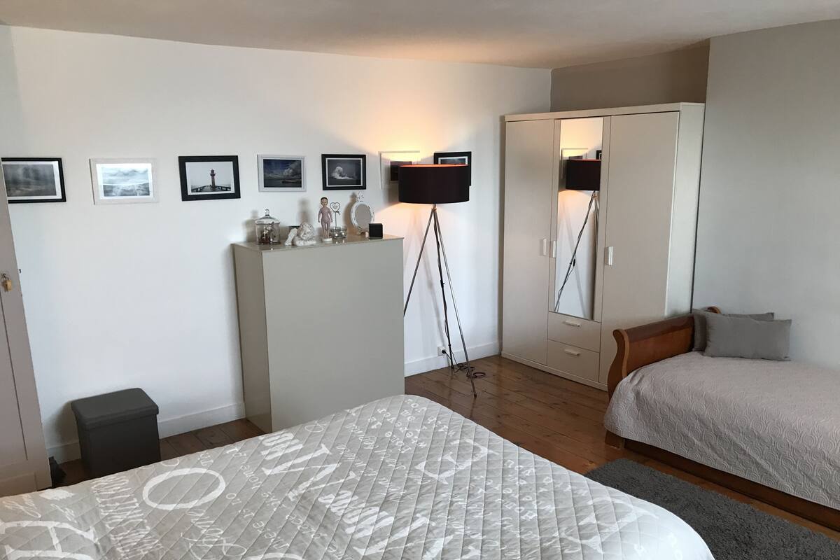 Quadruple Room (Beige) | Desk, iron/ironing board (on request), WiFi (free)