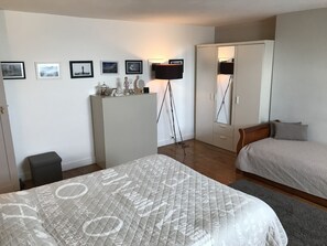 Individually decorated, individually furnished, desk, iron/ironing board - Abri du Passant (Roubaix)